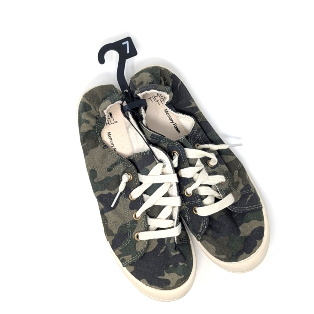 NWT WOMEN'S SIZE 7 CAMO SNEAKERS
